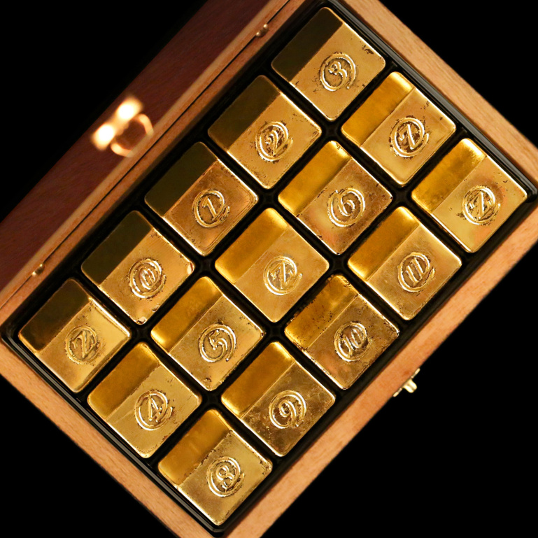 Sapphire Gold – 15 Chocolates Coated in 24K Gold | zChocolat