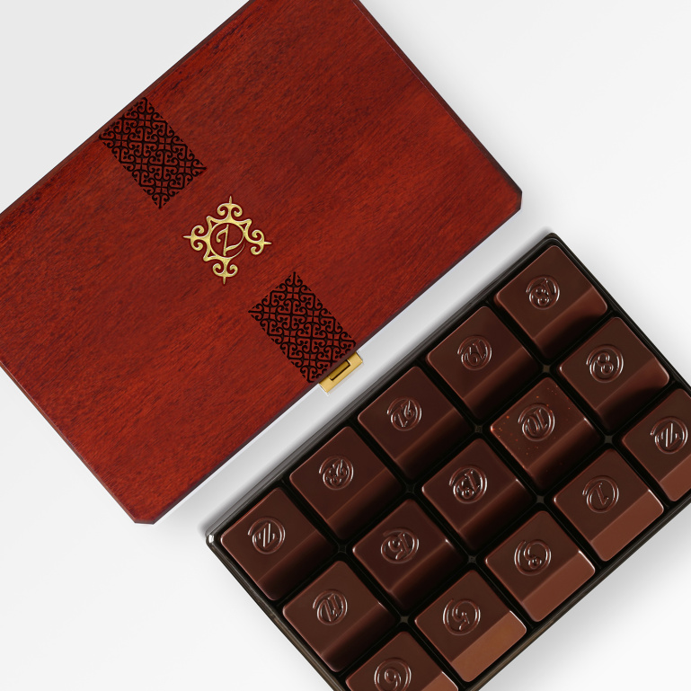 Saphir Noir – Coffret acajou, 15 chocolats noirs | zChocolat