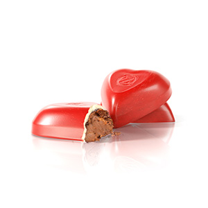 This divine heart of ginger praliné is enclosed in a velvety white chocolate couverture, dressed in red.